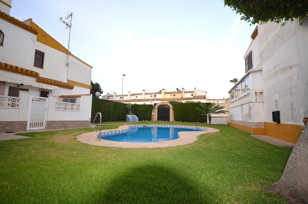 Agradable Adosado Con Piscina, Duchas Hidromasaje Βίλα Τορεβιέχα Εξωτερικό φωτογραφία