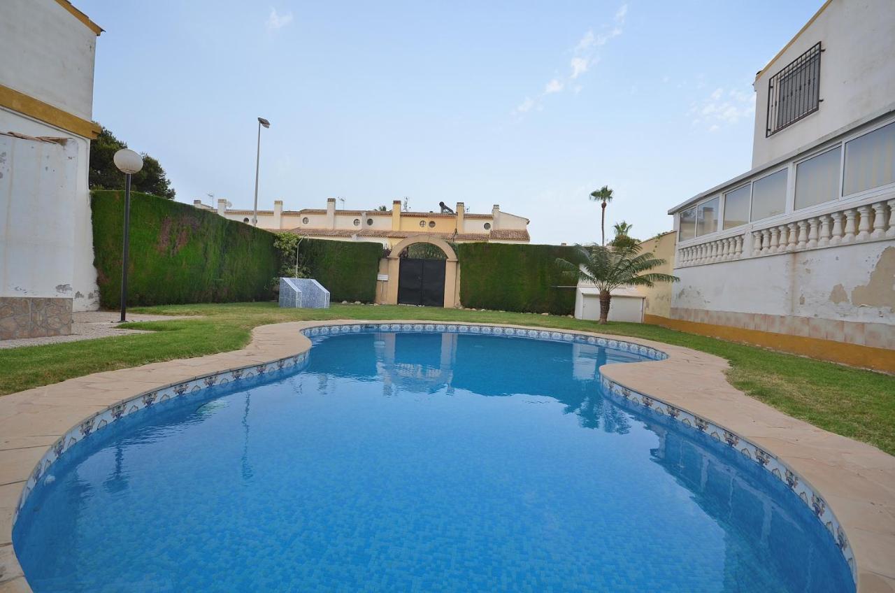 Agradable Adosado Con Piscina, Duchas Hidromasaje Βίλα Τορεβιέχα Εξωτερικό φωτογραφία